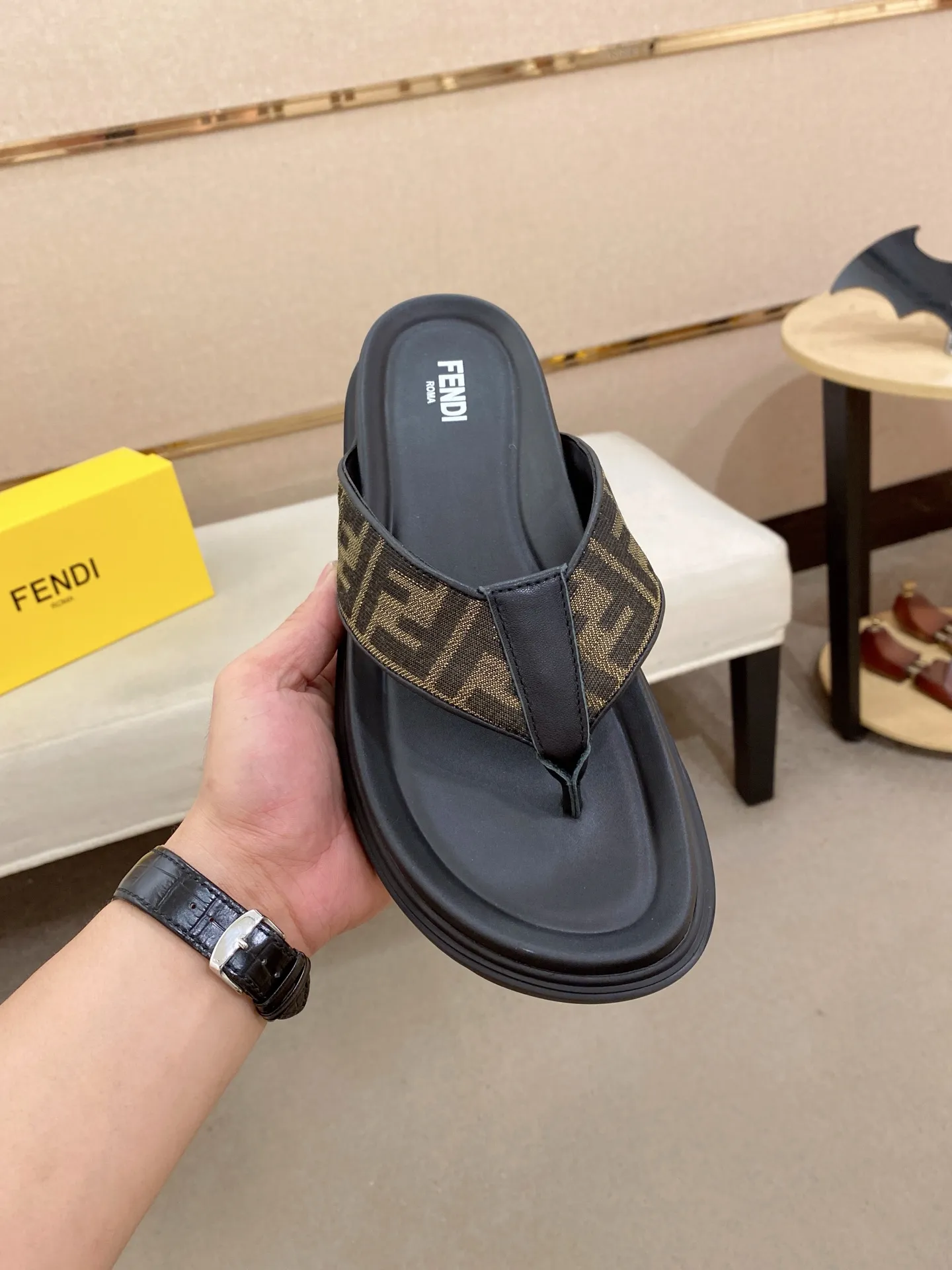 Factory price: 320💰 [Fendi Slippers] High-end brand of men's shoes, official website 1:1 latest masterpiece: original mold customization, the fabric is made of imported original materials, upgraded outsole, lighter and non-slip. The market's top quality, simple yet tasteful, a must-have for fashionistas, fashionable at your feet, full of confidence, the same style at the counter 👍The season of summer slippers is here. Code: 38-44 (45 is custom-made and cannot be returned or exchanged)